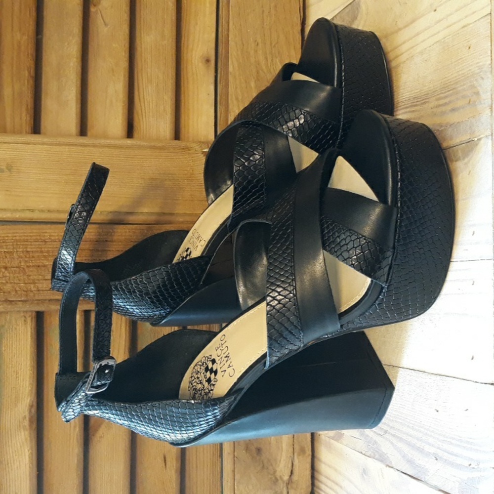 NWT!! VINCE CAMUTO GRUELIE Black Leather Platform Sandals